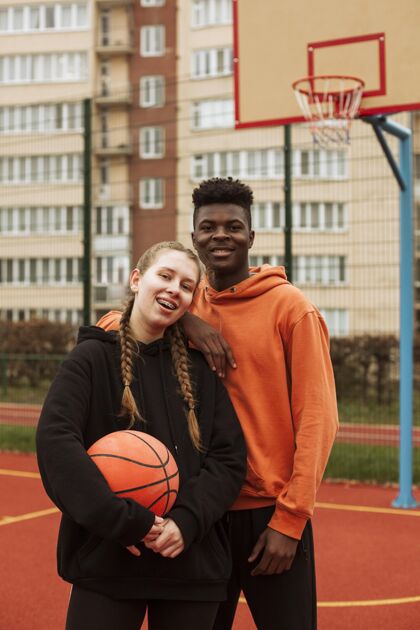 运动青少年在户外打篮球健身健身健康
