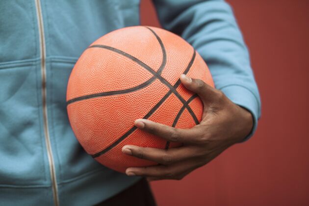 健康拿着篮球的少年水平健身运动员