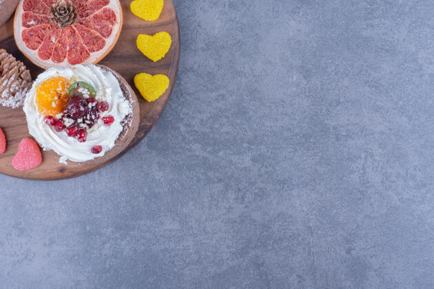 吃一块木板 上面放着糖果和饼干果冻木葡萄柚