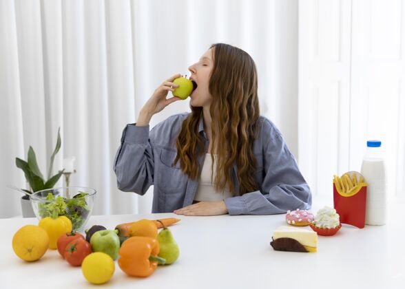 营养中枪吃苹果的女人健康饮食食物