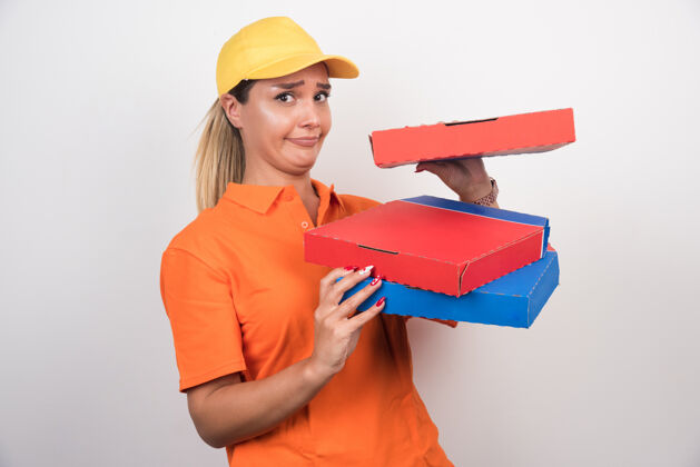 服务带着黄色帽子拿着披萨盒的送货员披萨笑美丽