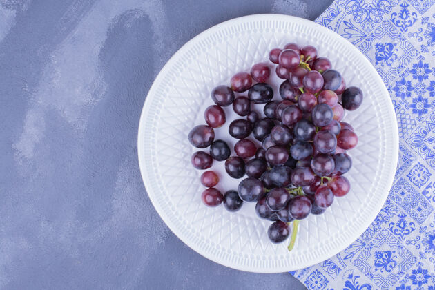 极简白盘子里的红葡萄浆果多汁生物品质