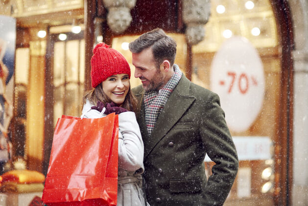 携带购物中心外一对微笑的情侣帽子成熟美丽的人