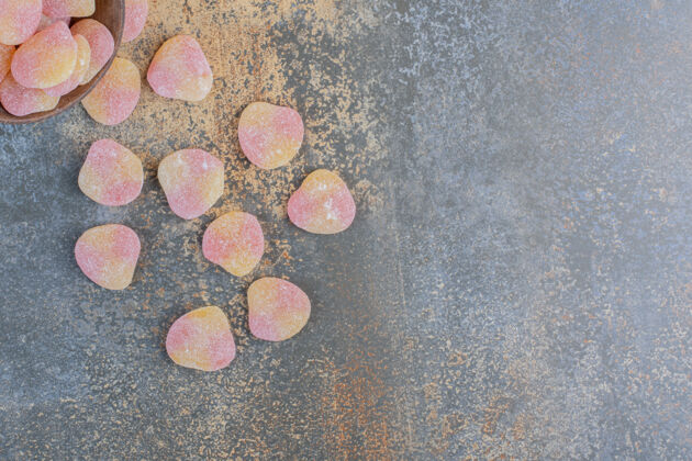 光明甜甜的彩色果冻糖果在黑暗的背景高品质的照片焦糖甜点治疗