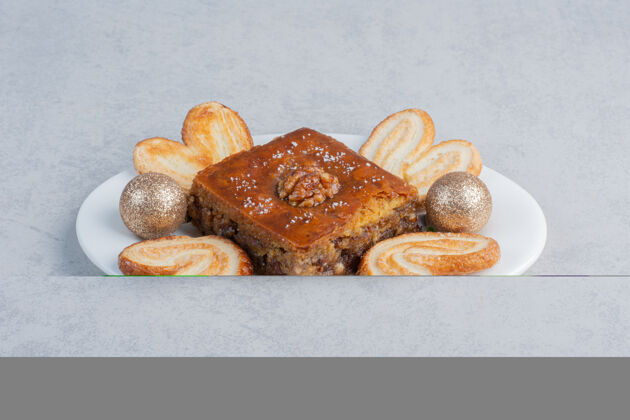 片状薄饼和烤面包放在盘子上 大理石表面有装饰物甜点美食美味