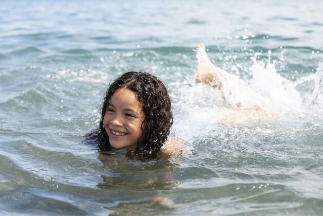 假期全镜头笑脸女孩游泳海滩家庭夏天