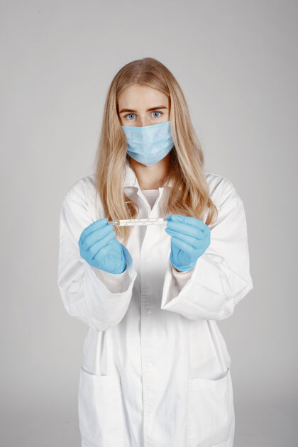 西装戴着医用面罩的医生冠状病毒隔离在白墙上手套药剂师实验室