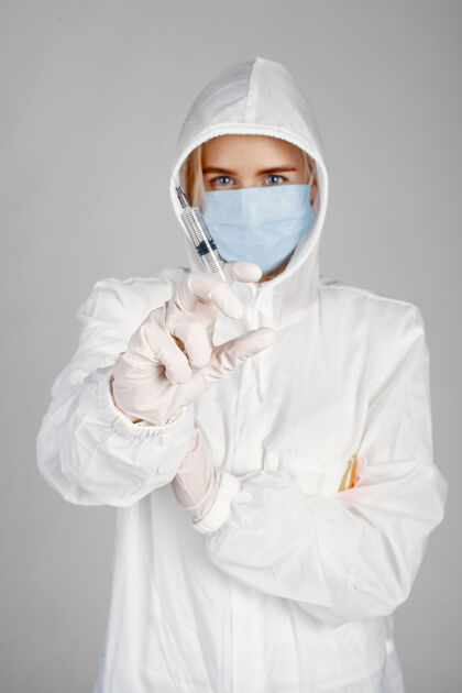 护士戴着医用面罩的医生冠状病毒主题隔离在白墙上穿着防护服的女人制服西装成人