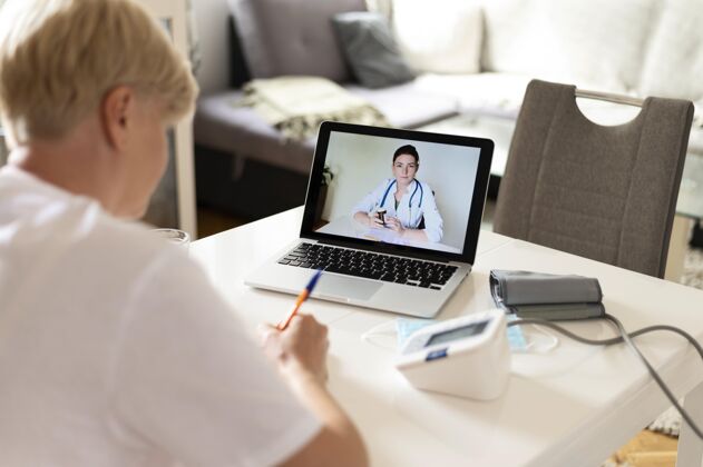 老年人生病的女人在网上和医生聊天健康病人医生