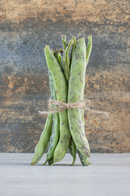 蔬菜有机绿豆用绳子绑在石桌上高品质照片成熟的生的豌豆