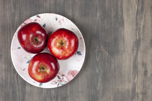 新鲜一个白色的盘子 上面放着红色多汁的苹果高质量的照片木头天然甜