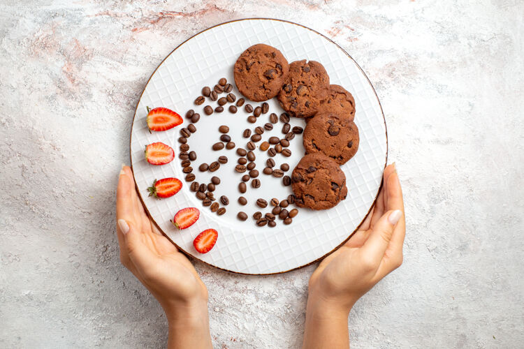 刺绣俯瞰美味的巧克力饼干与巧克力片和草莓的白色表面饼干糖甜烤蛋糕饼干烘焙饼干视图