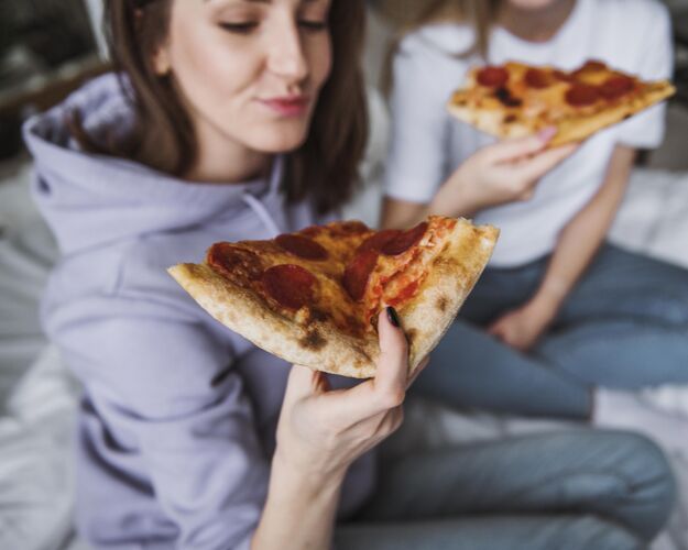 年轻朋友们在家吃比萨饼披萨朋友女人