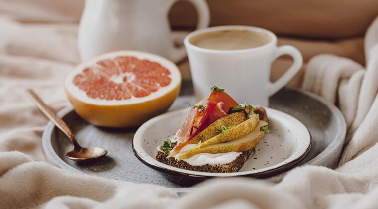 小吃早餐咖啡配三明治和葡萄柚美食水平食物