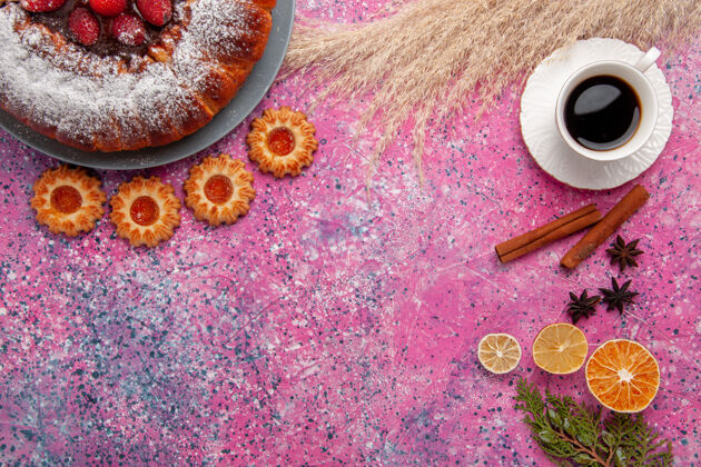 饼干俯瞰美味的草莓蛋糕糖粉蛋糕配饼干和一杯红茶背景蛋糕甜甜的糖饼干馅饼派闪亮粉末