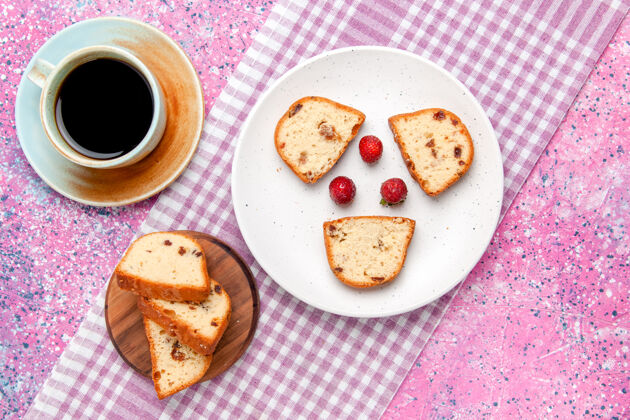 杯子顶视图蛋糕片与草莓内盘与咖啡粉表面蛋糕烘烤甜饼干糖彩色照片盘子蛋糕风景