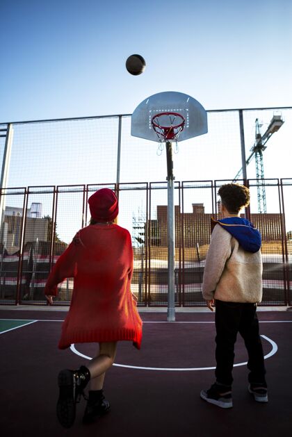 篮球孩子们一起在户外打篮球孩子女孩活动