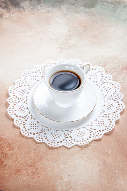 饮料一杯红茶的立面图 在白色装饰的餐巾上五颜六色咖啡早晨