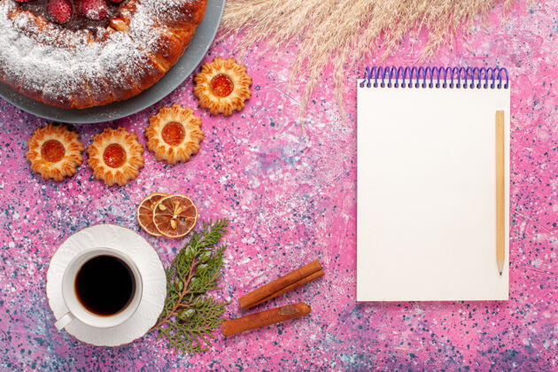 蛋糕俯瞰美味的草莓蛋糕糖粉蛋糕饼干笔记本和一杯茶的粉红色背景蛋糕甜甜的甜饼饼饼馅饼记事本饼干草莓