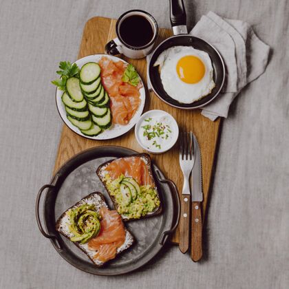 油炸早餐三明治放在床上 煎鸡蛋和吐司食物餐菜