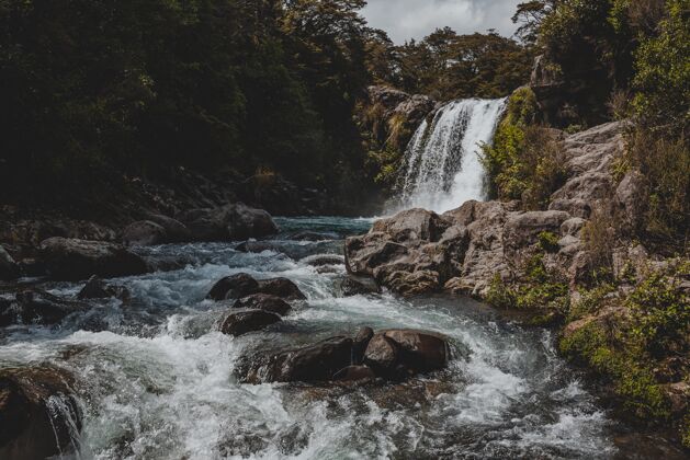 户外新西兰咕噜池瀑布的美丽景色景观河流新