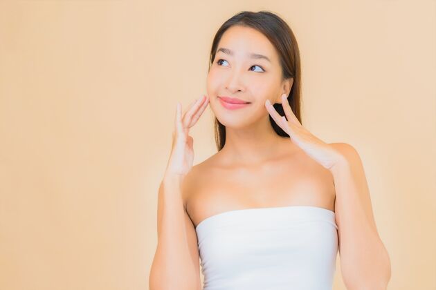 干净肖像美丽的年轻亚洲女子在温泉与自然化妆米色身体年轻黑发