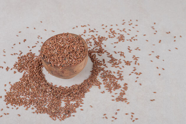 酸味棕色的小麦颗粒被隔离在混凝土上生物有机异国情调