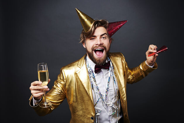 庆祝活动带着香槟欢呼的尖叫男人优雅西装夜生活