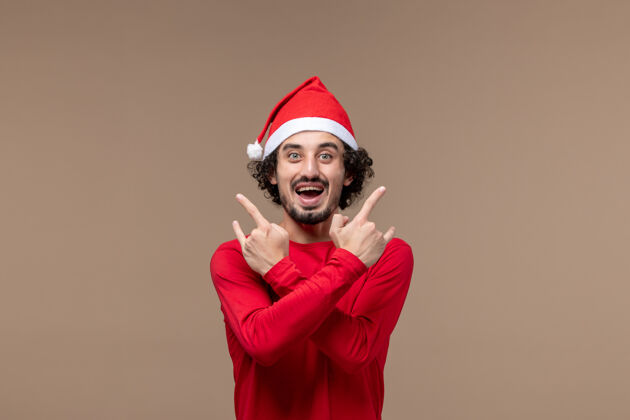 人正面图：棕色背景上的红衣男子 喜气洋洋 圣诞快乐男性快乐快乐