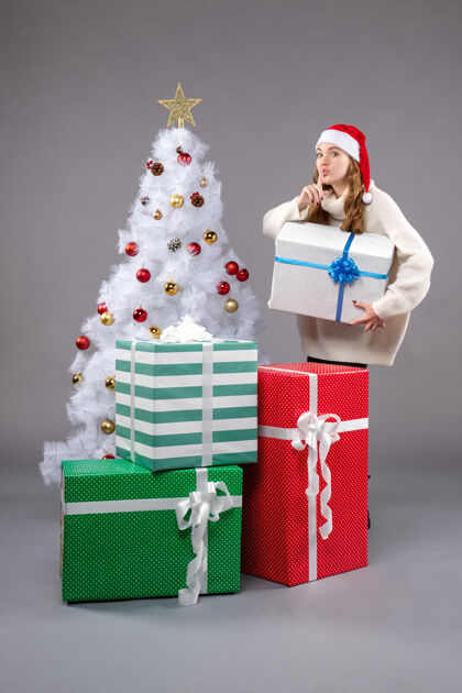 圣诞帽圣诞礼物点亮的年轻女性礼物礼物购物