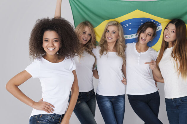 亚裔我们支持我们的巴西朋友多民族自信牙牙学语