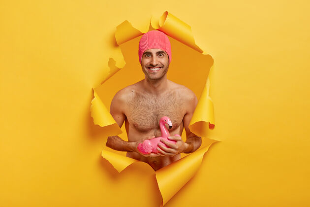 鬃毛穿着粉色橡胶泳衣的裸体笑脸男人 准备放暑假了水平娱乐游泳