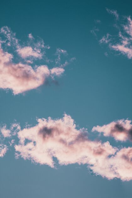 云垂直低角度拍摄蔚蓝天空中壮丽的蓬松云彩景观蓬松垂直
