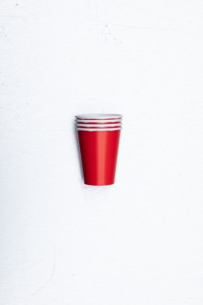 饮用特写垂直拍摄的红色纸杯设置在白色背景隔离背景回收生态