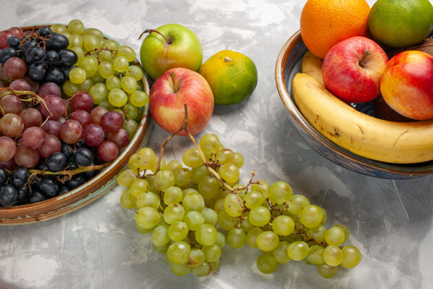 可食用正面视图不同的葡萄与其他水果 表面洁白 果味清新 汁液醇厚 夏日宜人农产品苹果葡萄