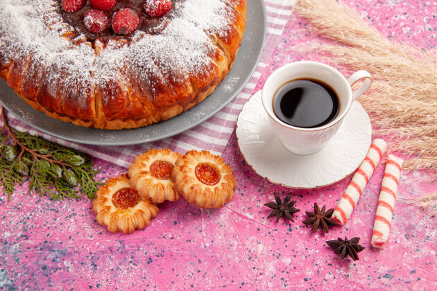 蛋糕正面图美味的草莓蛋糕糖粉加上一杯茶和饼干 表面呈浅粉色蛋糕甜饼干饼干茶咖啡生的浅粉色