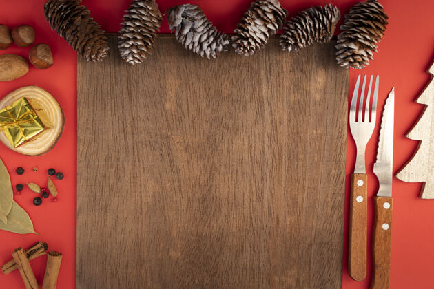晚餐圣诞餐桌的顶视图 带有餐具和松果锥刀叉子