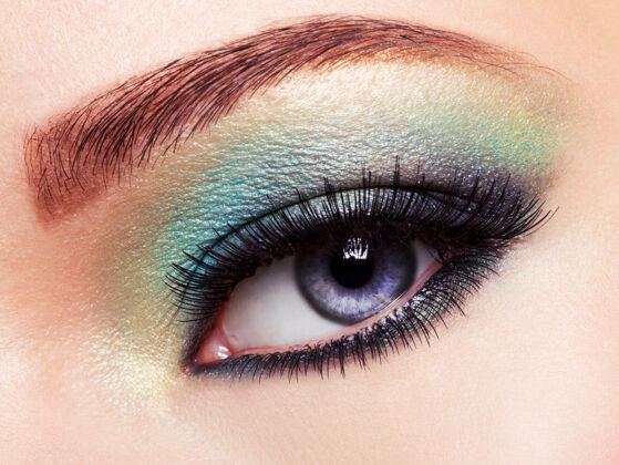 眼影有绿色眼妆的女人的眼睛盖子光泽颜色