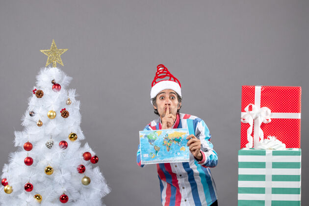 帽子前视图惊讶的男子与螺旋弹簧圣诞帽制作嘘标志嘘庆祝圣诞老人