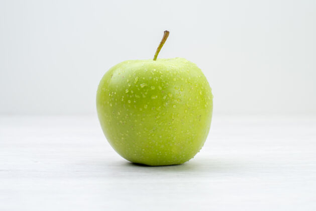查看正面图绿色苹果新鲜水果白色表面果树夏季维生素维生素奶奶食用
