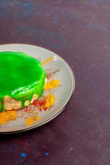 西红柿前视小蛋糕美味的绿色奶油在黑暗的桌子蛋糕糖饼干甜饼饼干茶奶油桌子蛋糕