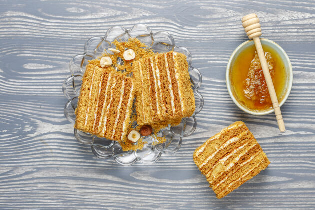 蜂蜜甜甜的自制分层蜂蜜蛋糕加香料和坚果美味糕点姜饼