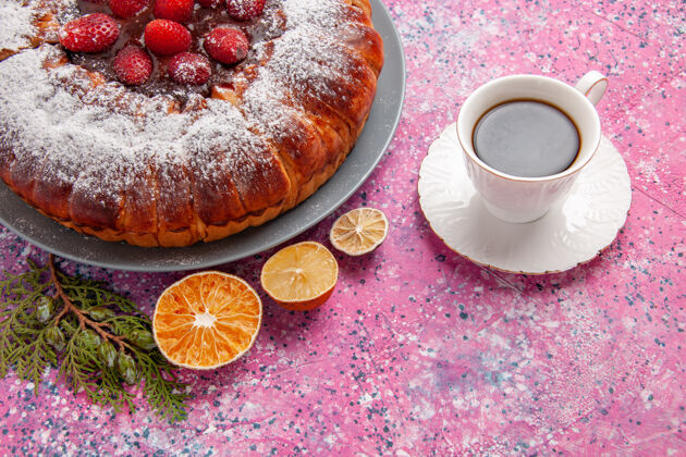 餐正面图美味的草莓蛋糕加上糖粉和红茶面蛋糕烤甜甜饼干饼干彩色派颜色咖啡杯子