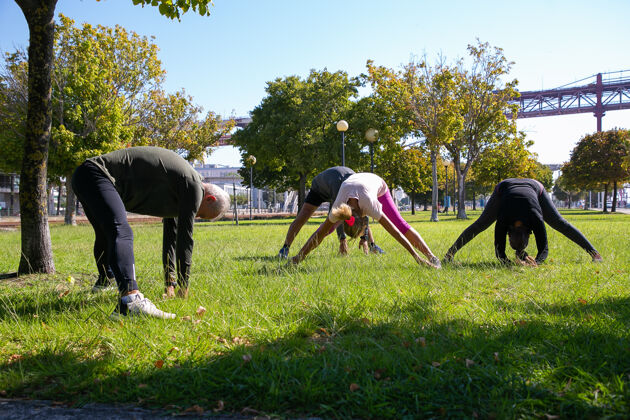 慢跑退休积极的成年人穿着运动服 在公园草地上晨练 伸展背部和腿部肌肉退休或积极的生活方式的概念女人长度老年人
