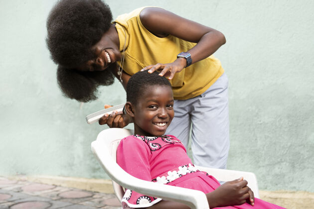 孩子中等身材的女人剃女孩的头发生活方式女性非洲