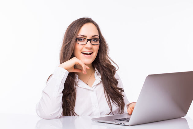 女人坐在办公桌上工作的女商人的肖像 笔记本电脑隔着白墙笔记本电脑高管笔记本电脑
