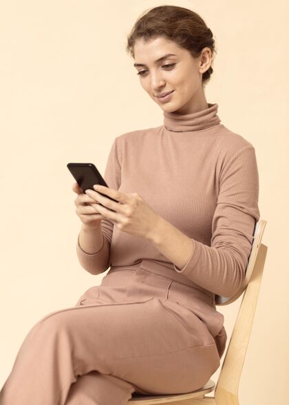 室内穿单色衣服的女人用手机模特科技人物
