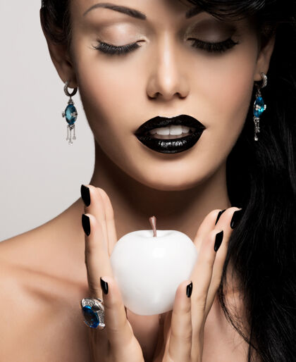戒指时尚女性肖像 现代发型 黑色嘴唇 白色苹果性感漂亮化妆品