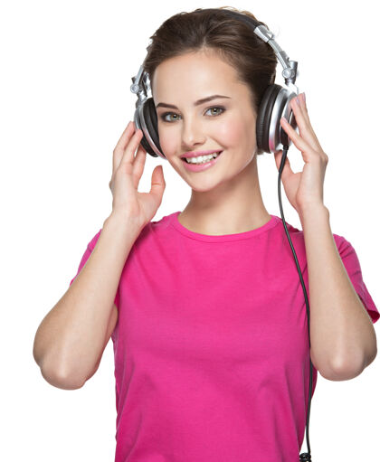 听微笑着戴着耳机听音乐的女人耳机耳机听