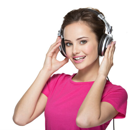 听快乐的年轻女子戴着耳机听音乐青少年女士快乐